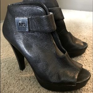 MK black leather 👠 heels